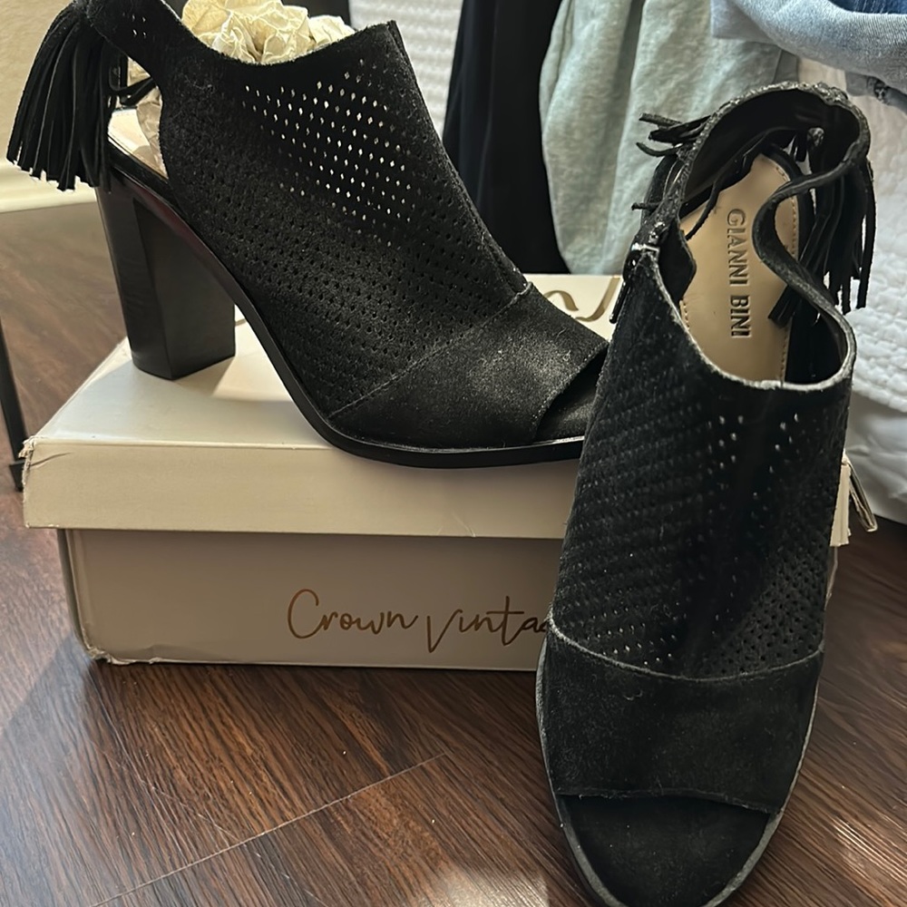 Gianni Bini peep toe shoes